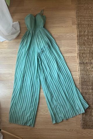 Mono plisado verde elegante.