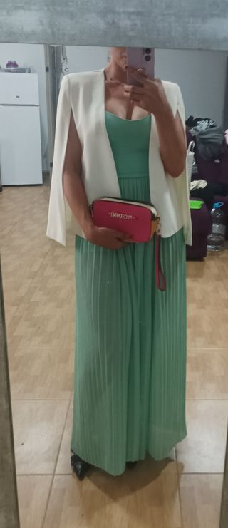 Mono plisado verde elegante.