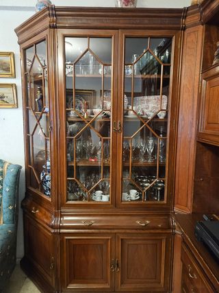 Vitrina inglesa antigua de madera