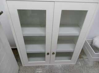 Vitrina blanca con puertas de cristal