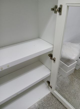 Vitrina blanca con puertas de cristal
