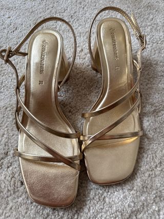 Sandalias Stradivarius doradas 38