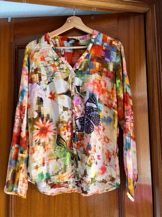 Camisa multicolor flores-mariposas