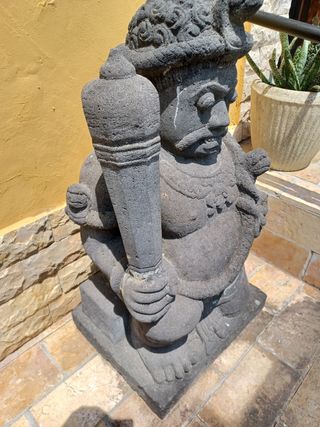 2 statue grigie in pietra vulcanica