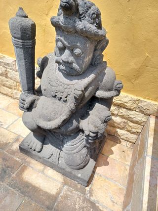 2 statue grigie in pietra vulcanica