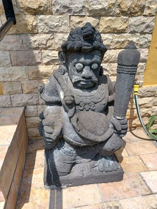 2 statue grigie in pietra vulcanica