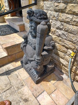 2 statue grigie in pietra vulcanica