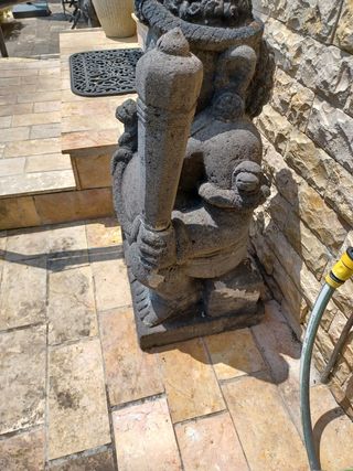 2 statue grigie in pietra vulcanica