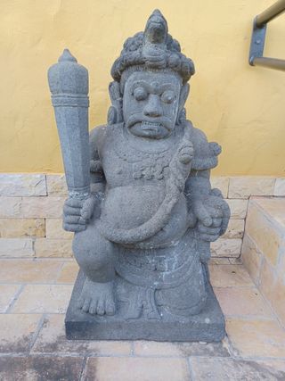 2 statue grigie in pietra vulcanica