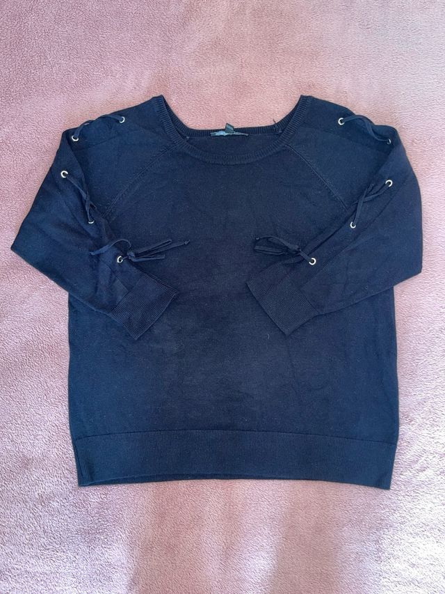 Maglione nero con lacci