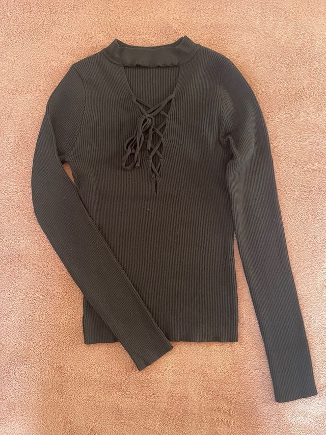 Maglioncino nero con lacci