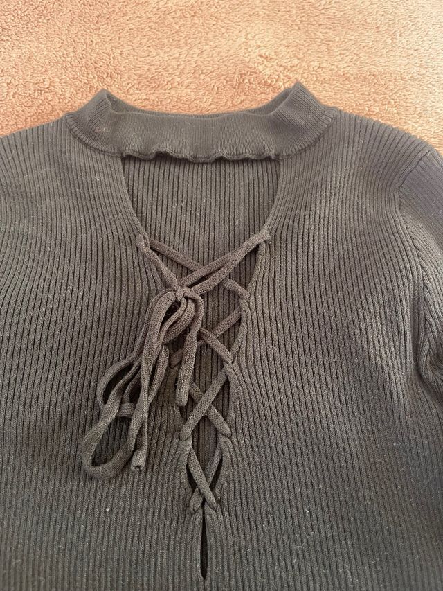 Maglioncino nero con lacci