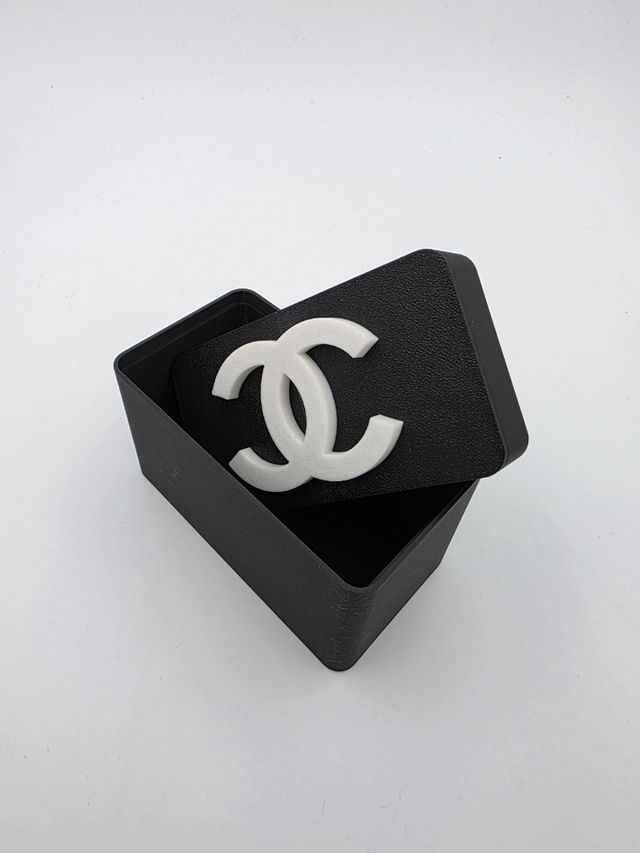 Scatola Chanel bianca e nera