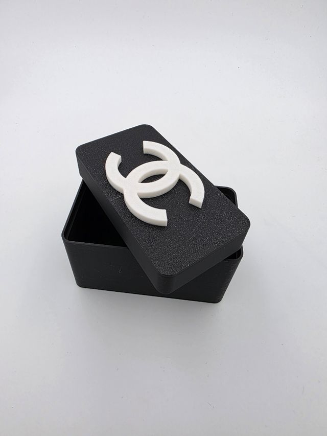 Scatola Chanel bianca e nera