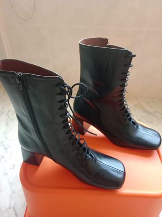 Botines negros para mujer de tacón marca JONIShoes