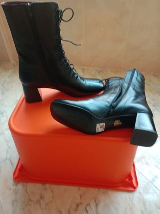 Botines negros para mujer de tacón marca JONIShoes