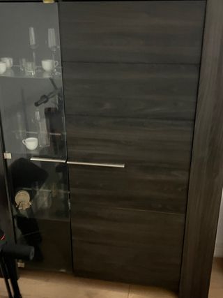 Mueble vitrina marrón oscuro