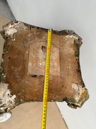 Columna en madera dorada con capitel tallado