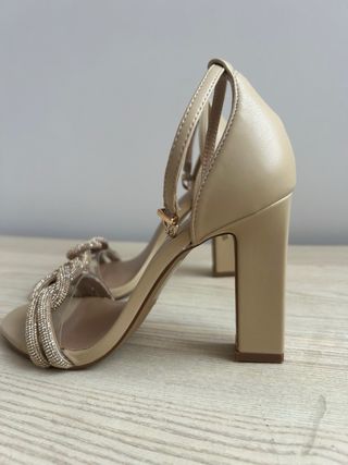 Sandalias tacón beige doradas