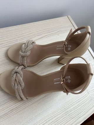 Sandalias tacón beige doradas