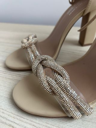 Sandalias tacón beige doradas