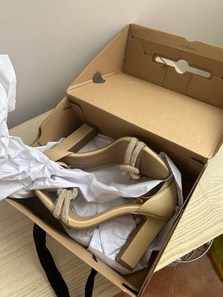Sandalias tacón beige doradas