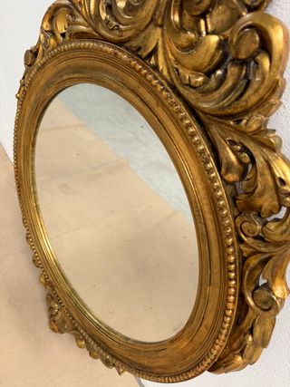 Elegante espejo en madera con volutas talladas