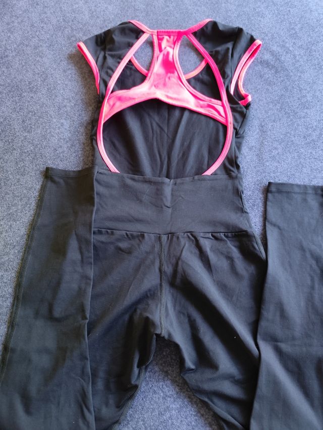 Mono fitness negro y rosa