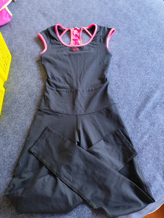 Mono fitness negro y rosa