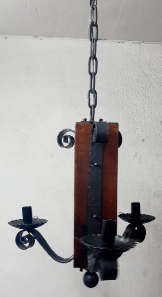 Lámpara rústica de forja y madera