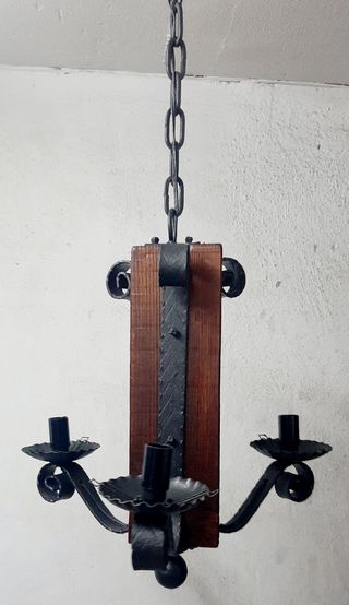 Lámpara rústica de forja y madera