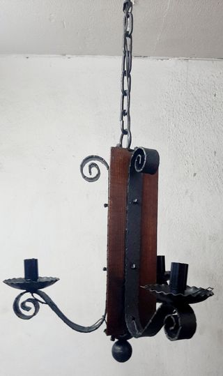 Lámpara rústica de forja y madera