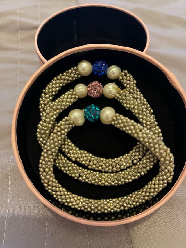 Pulseras elásticas plateadas con perlas