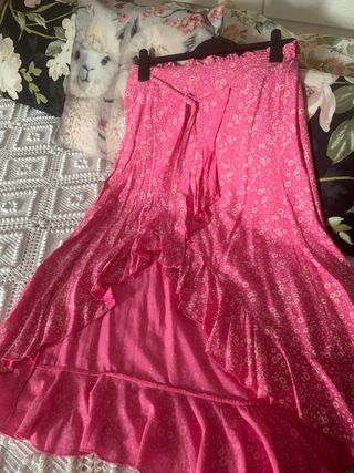 Falda midi rosa estampada