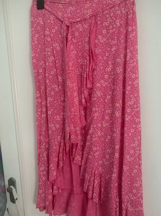 Falda midi rosa estampada