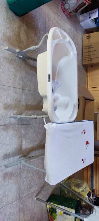 Bañera bebé sobre bañera.