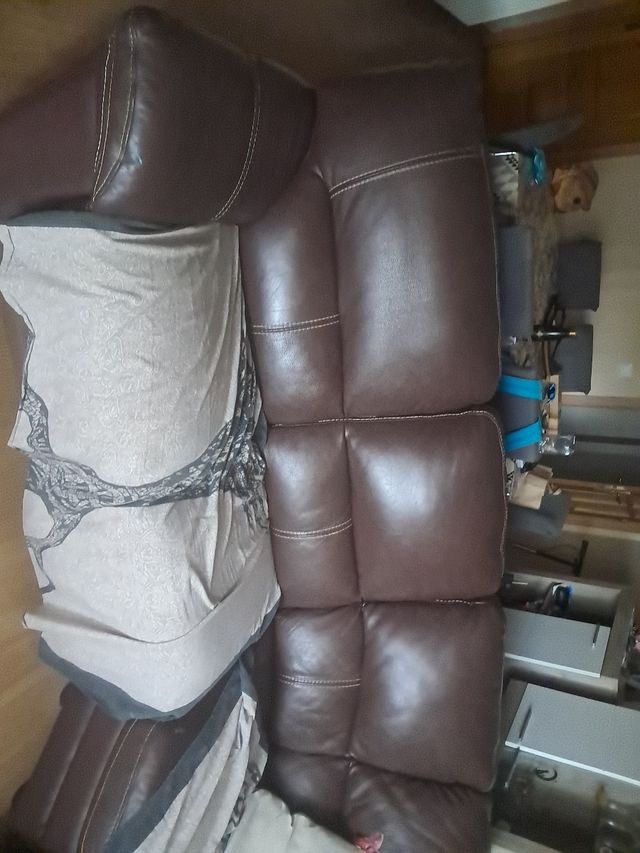 Sofá de piel marrón