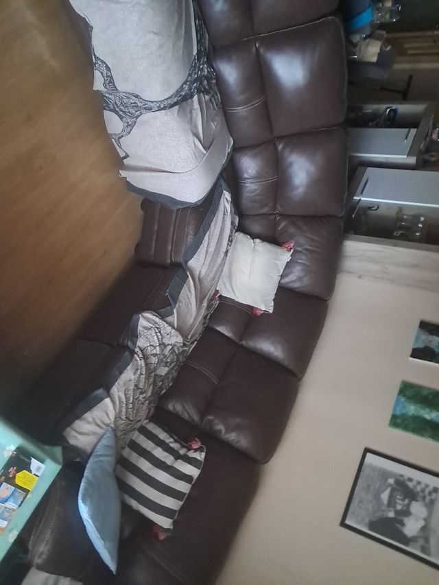 Sofá de piel marrón