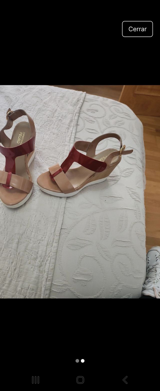 Sandalias de cuña, piel lacada. Casi nuevas.