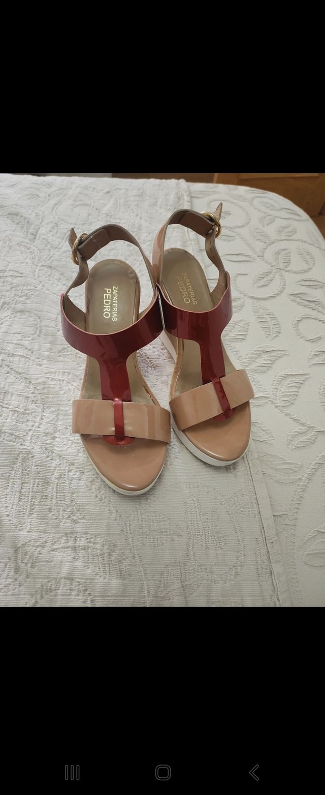 Sandalias de cuña, piel lacada. Casi nuevas.