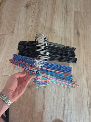 29+6+10 Perchas metálicas - negras,azul y multic