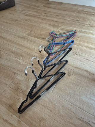 29+6+10 Perchas metálicas - negras,azul y multic