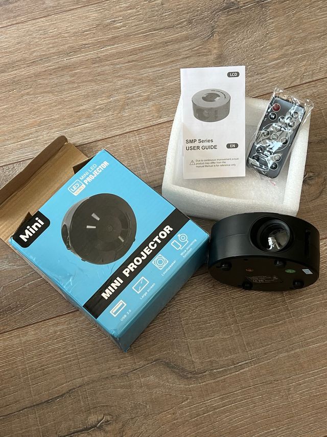 Mini proyector LED negro