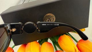 Occhiali Versace neri e oro