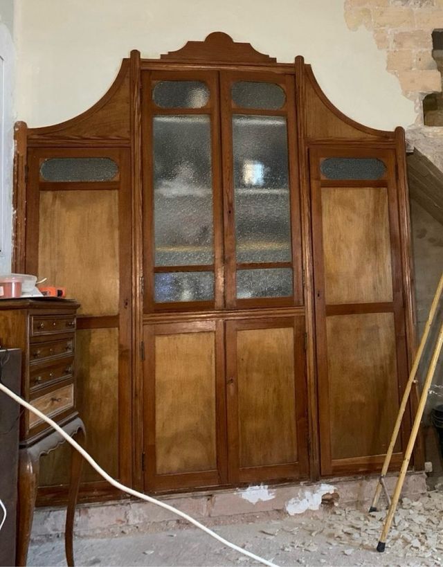 Alacena antigua de madera