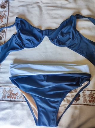 Costume da bagno grigio topo.