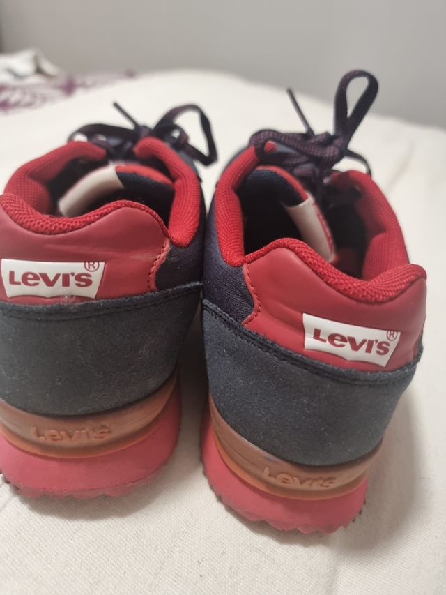 Zapatillas Levi's rojas y azules