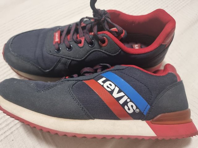 Zapatillas Levi's rojas y azules