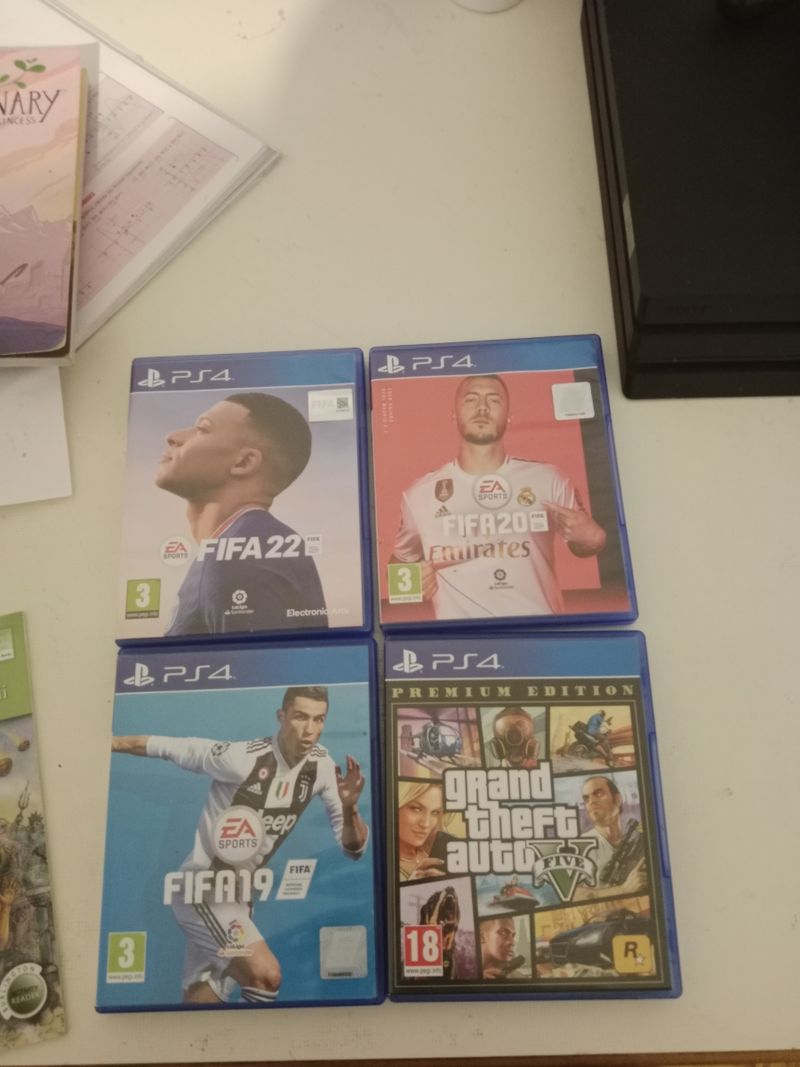 Imagen de 4 juegos PS4: FIFA 19, 20, 22 & GTA V