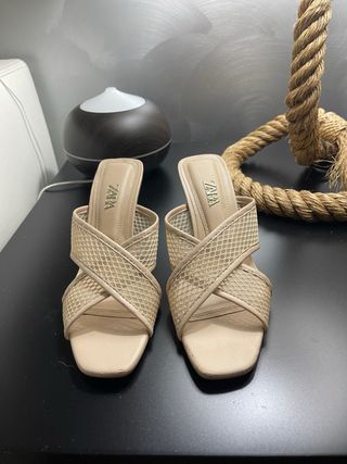 Sandalias Zara beige tacón bajo